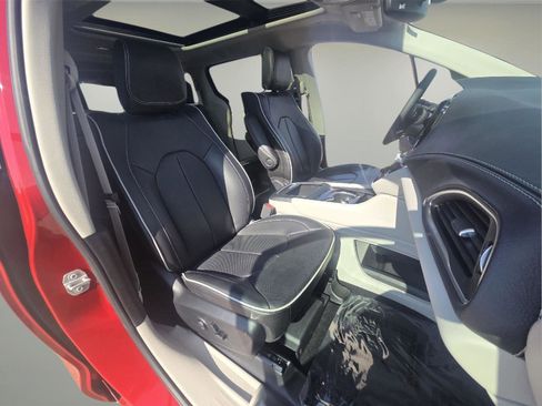 Used 2024 Chrysler Pacifica Limited w/ Uconnect Theater Family Group image 54