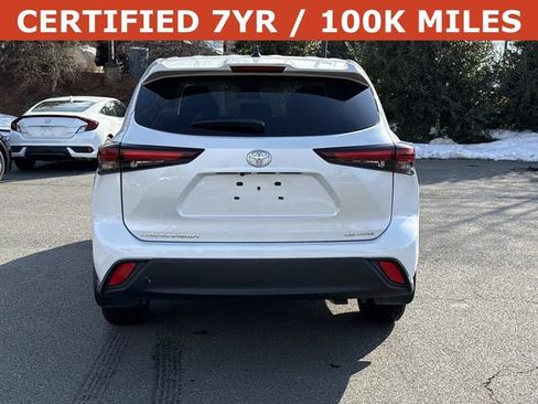 Used 2024 Toyota Highlander LE image 3