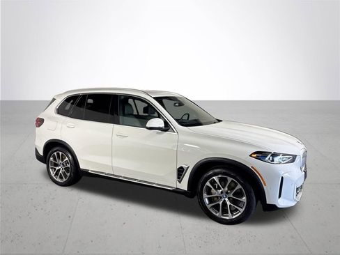 Used 2025 BMW X5 xDrive50e image 4