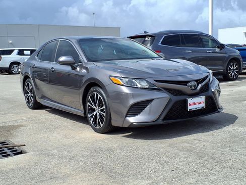 Used 2018 Toyota Camry SE FWD image 2