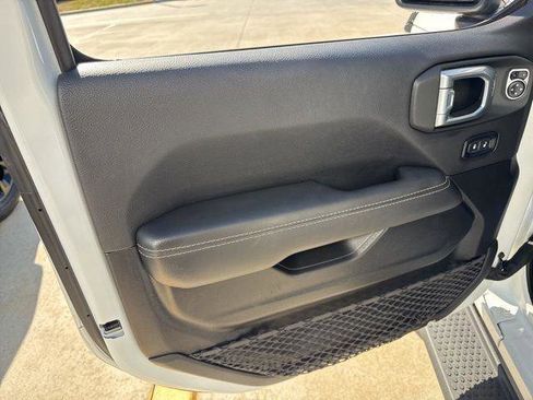 Used 2022 Jeep Wrangler Unlimited Sahara w/ Cold Weather Group image 17