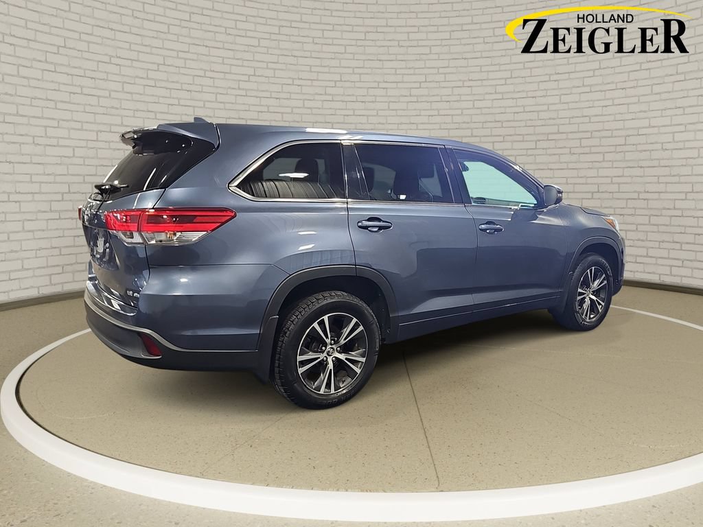 Used 2018 Toyota Highlander Plus w/ Carpet Mat Package (TMS) AWD/4WD image 5