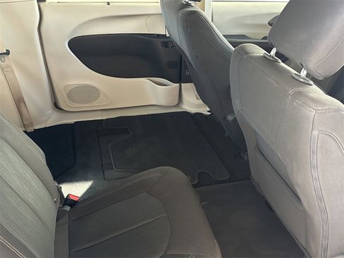 Used 2020 Chrysler Pacifica Touring image 31