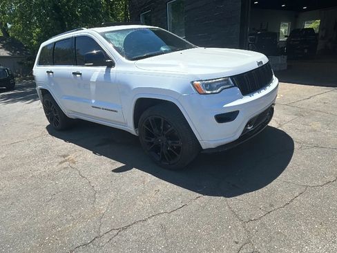 Used 2020 Jeep Grand Cherokee Overland AWD/4WD image 32
