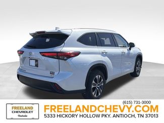 Used 2023 Toyota Highlander XLE FWD video 3