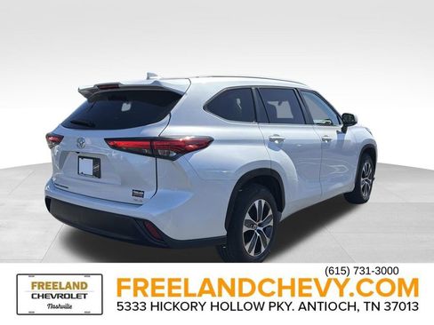 Used 2023 Toyota Highlander XLE FWD image 3