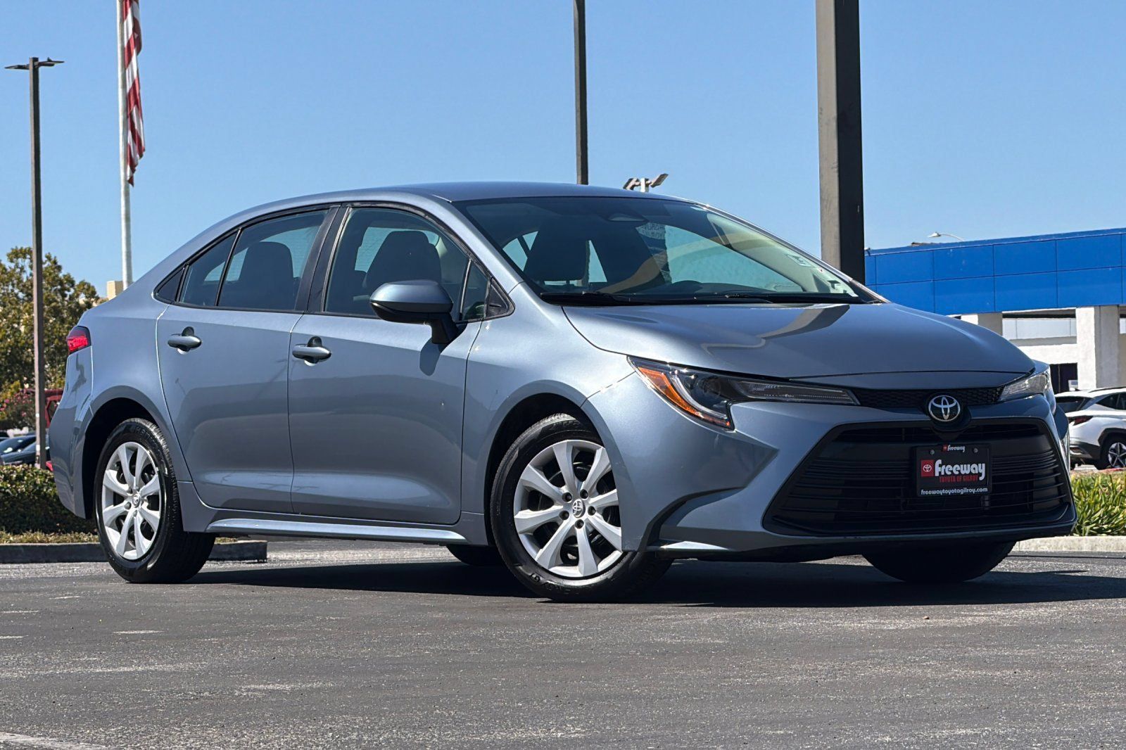 Used 2025 Toyota Corolla LE FWD image 2