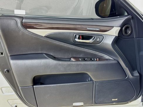 Used 2014 Lexus LS 460 w/ Comfort Package RWD image 16