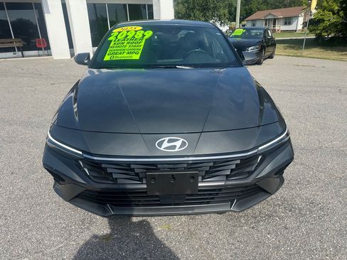 Used 2025 Hyundai Elantra Limited FWD image 8