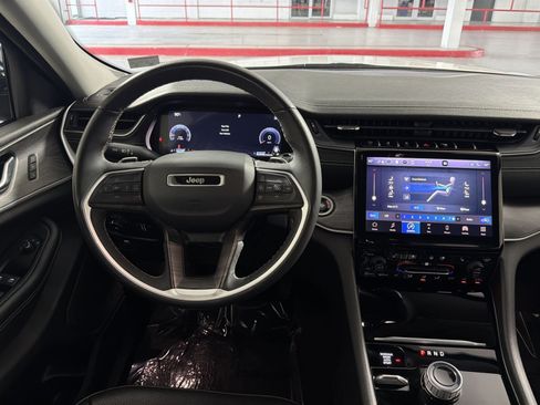 Used 2023 Jeep Grand Cherokee Limited w/ Luxury Tech Group II AWD/4WD image 16