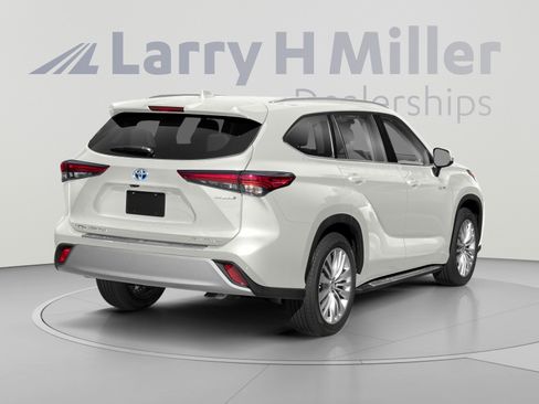 Certified 2021 Toyota Highlander Platinum AWD/4WD image 2