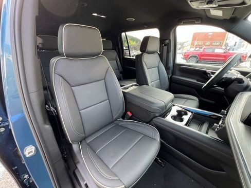 New 2025 Chevrolet Suburban Premier AWD/4WD image 18