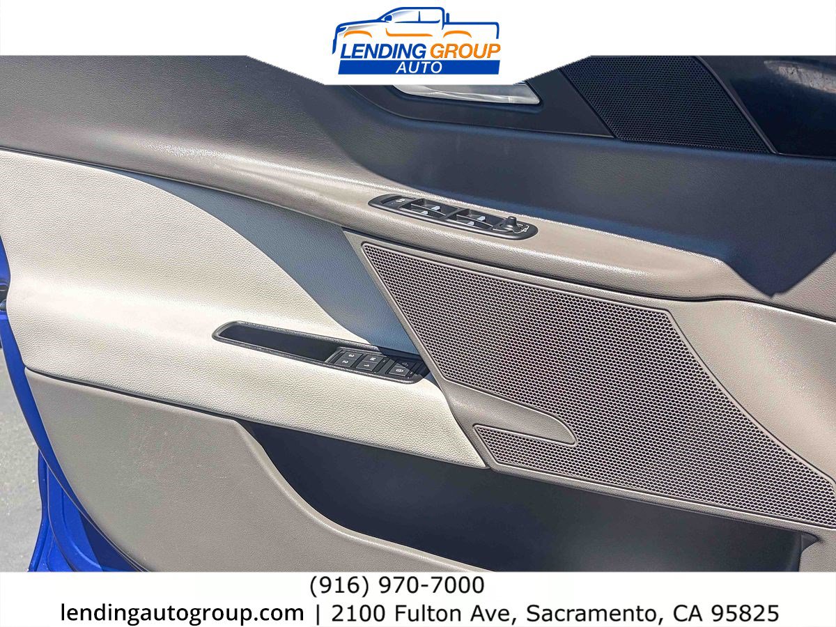 Used 2017 Jaguar XE Premium RWD image 19