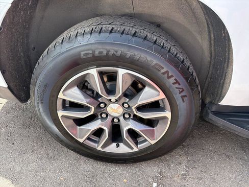 Used 2024 Chevrolet Suburban LT w/ Luxury Package AWD/4WD image 5