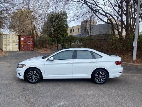 Used 2019 Volkswagen Jetta SE image 2
