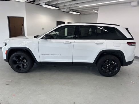 Used 2024 Jeep Grand Cherokee Altitude AWD/4WD image 7