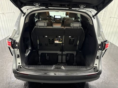 Used 2025 Toyota Sienna XLE FWD image 43