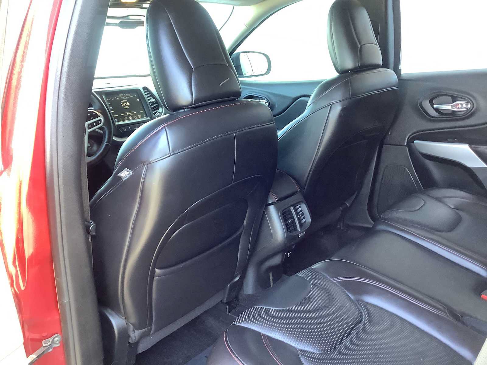 Used 2017 Jeep Cherokee Trailhawk AWD/4WD image 12