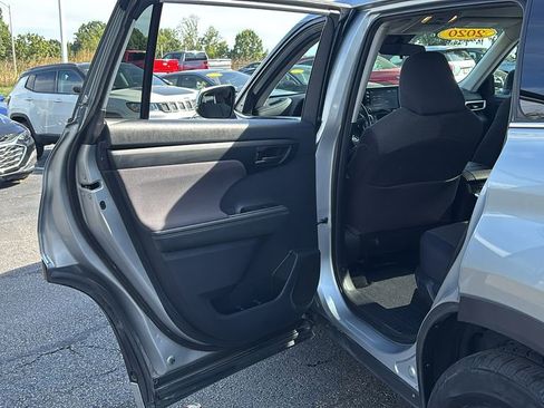 Used 2020 Toyota Highlander LE image 28