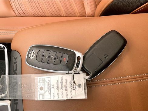 Used 2025 Nissan Pathfinder Platinum AWD/4WD image 12
