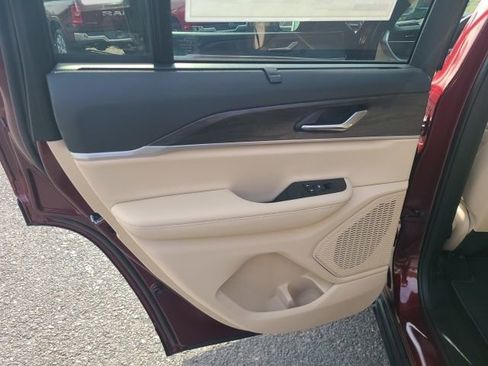 New 2025 Jeep Grand Cherokee Limited w/ Luxury Tech Group II image 18