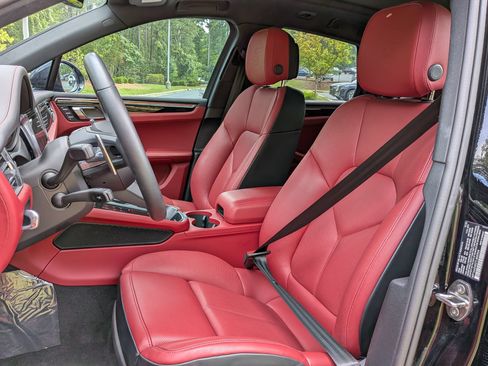 Certified 2026 Porsche Macan AWD/4WD image 5