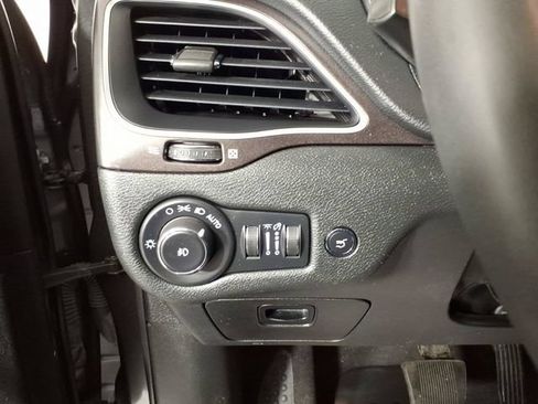 Used 2022 Jeep Cherokee Trailhawk w/ Comfort/Convenience Group AWD/4WD image 16