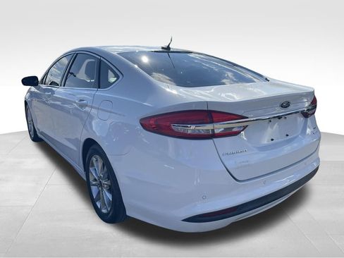 Used 2017 Ford Fusion SE w/ Fusion SE Technology Package image 14