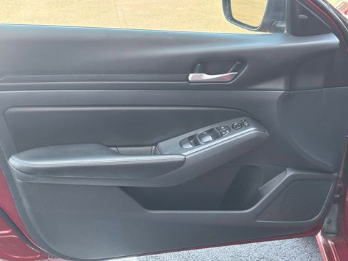 Used 2025 Nissan Altima 2.5 SV image 18