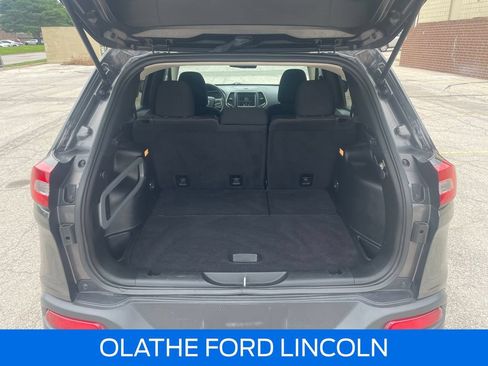 Used 2017 Jeep Cherokee Latitude FWD image 27
