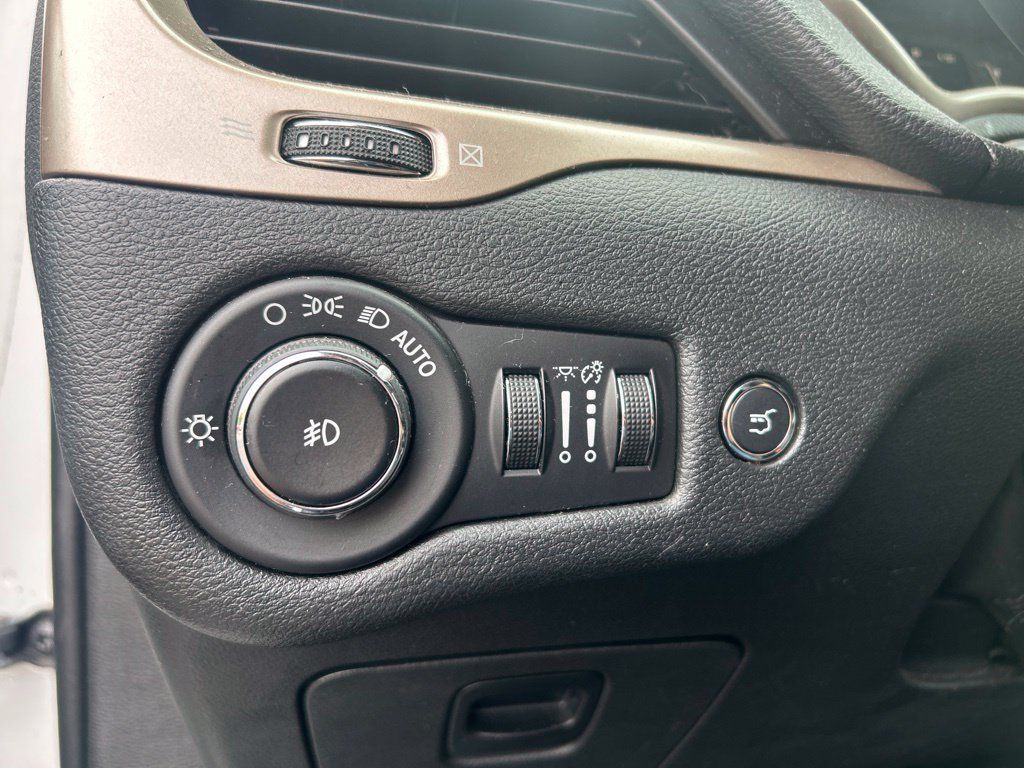 Used 2014 Jeep Cherokee Latitude w/ Comfort/Convenience Group AWD/4WD image 19