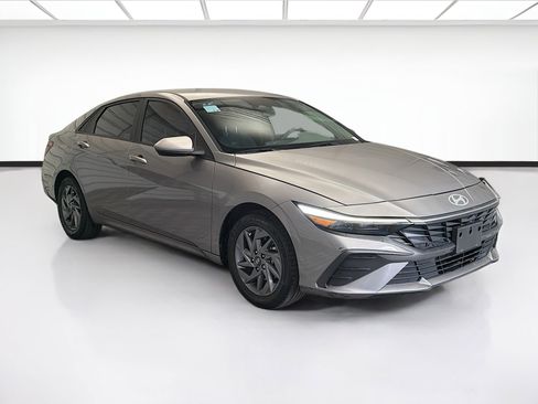 Used 2024 Hyundai Elantra Blue image 3