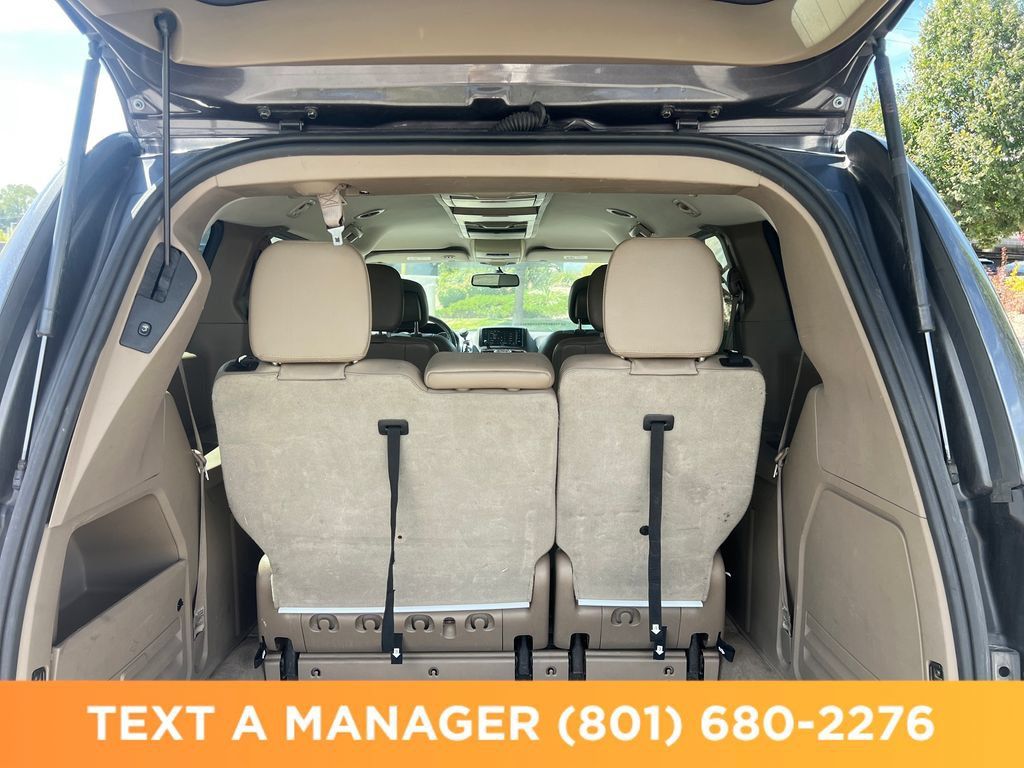 Used 2016 Chrysler Town & Country Touring FWD image 28