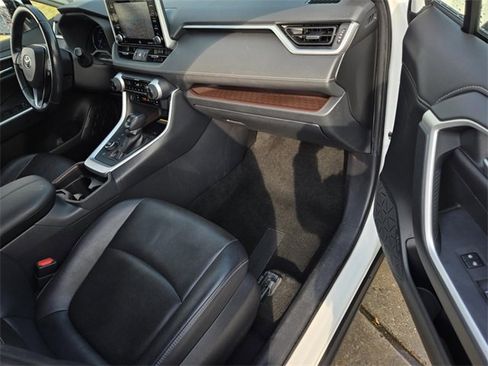 Used 2019 Toyota RAV4 Limited image 7