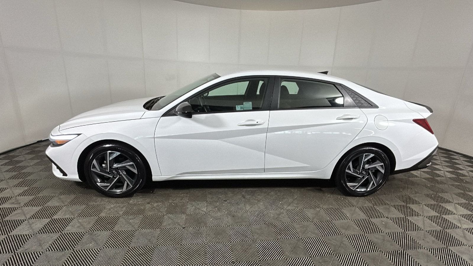 Used 2025 Hyundai Elantra SEL FWD image 6