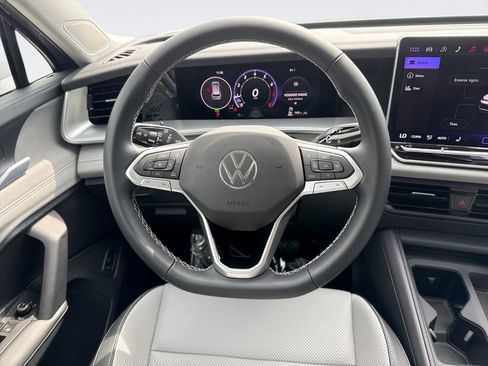 Used 2026 Volkswagen Tiguan SE AWD/4WD image 11