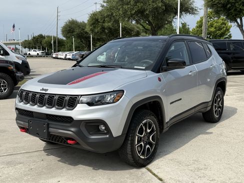 Used 2025 Jeep Compass Trailhawk AWD/4WD image 10