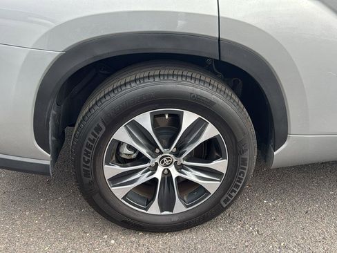 Certified 2024 Toyota Highlander XLE image 9