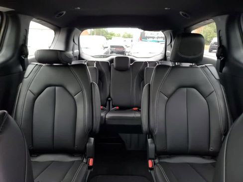 New 2026 Chrysler Pacifica Select image 13