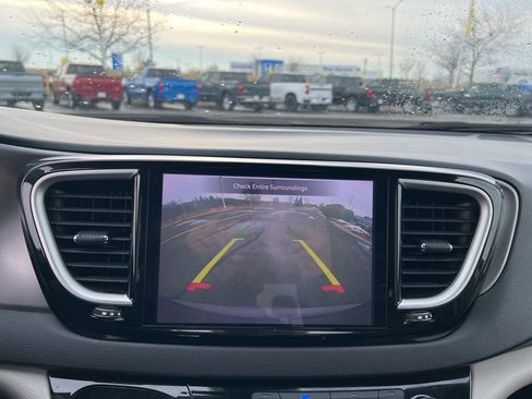 Used 2023 Chrysler Pacifica Touring-L image 19