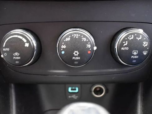 Used 2013 Dodge Avenger SXT image 27