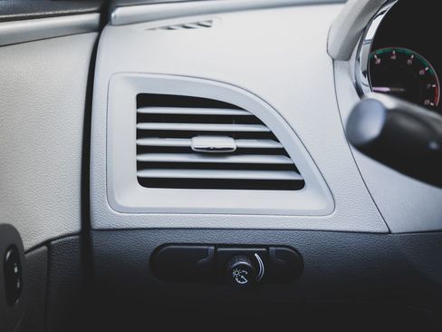 Used 2011 Chevrolet Malibu LS image 4