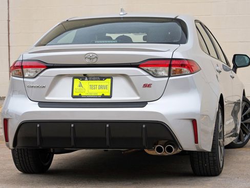 Used 2024 Toyota Corolla SE w/ SE Premium Package FWD image 4