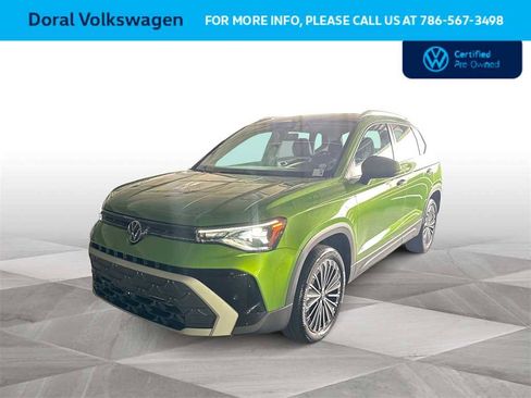 Used 2025 Volkswagen Taos SE image 2