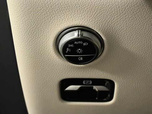 Used 2025 Mercedes-Benz GLC 300 image 9