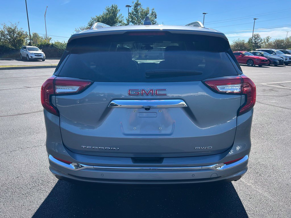 Used 2024 GMC Terrain Denali w/ Denali Premium Package AWD/4WD image 4
