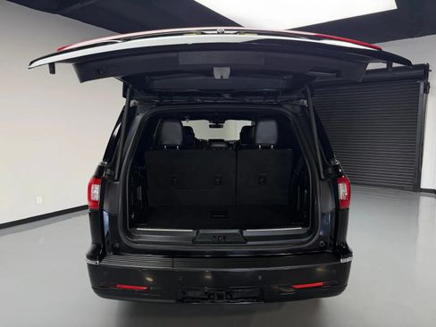 Used 2018 Lincoln Navigator Reserve w/ Technology Package AWD/4WD image 12