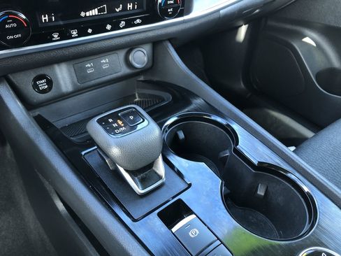 Used 2025 Nissan Rogue SV image 27