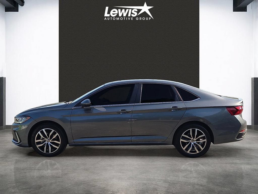 Used 2025 Volkswagen Jetta SE FWD image 2