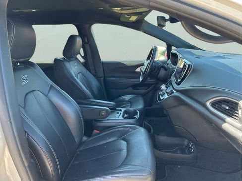 Certified 2021 Chrysler Pacifica Touring-L w/ S Appearance Package image 13